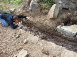  Rincage de la rigole - L eau coule dans le canal